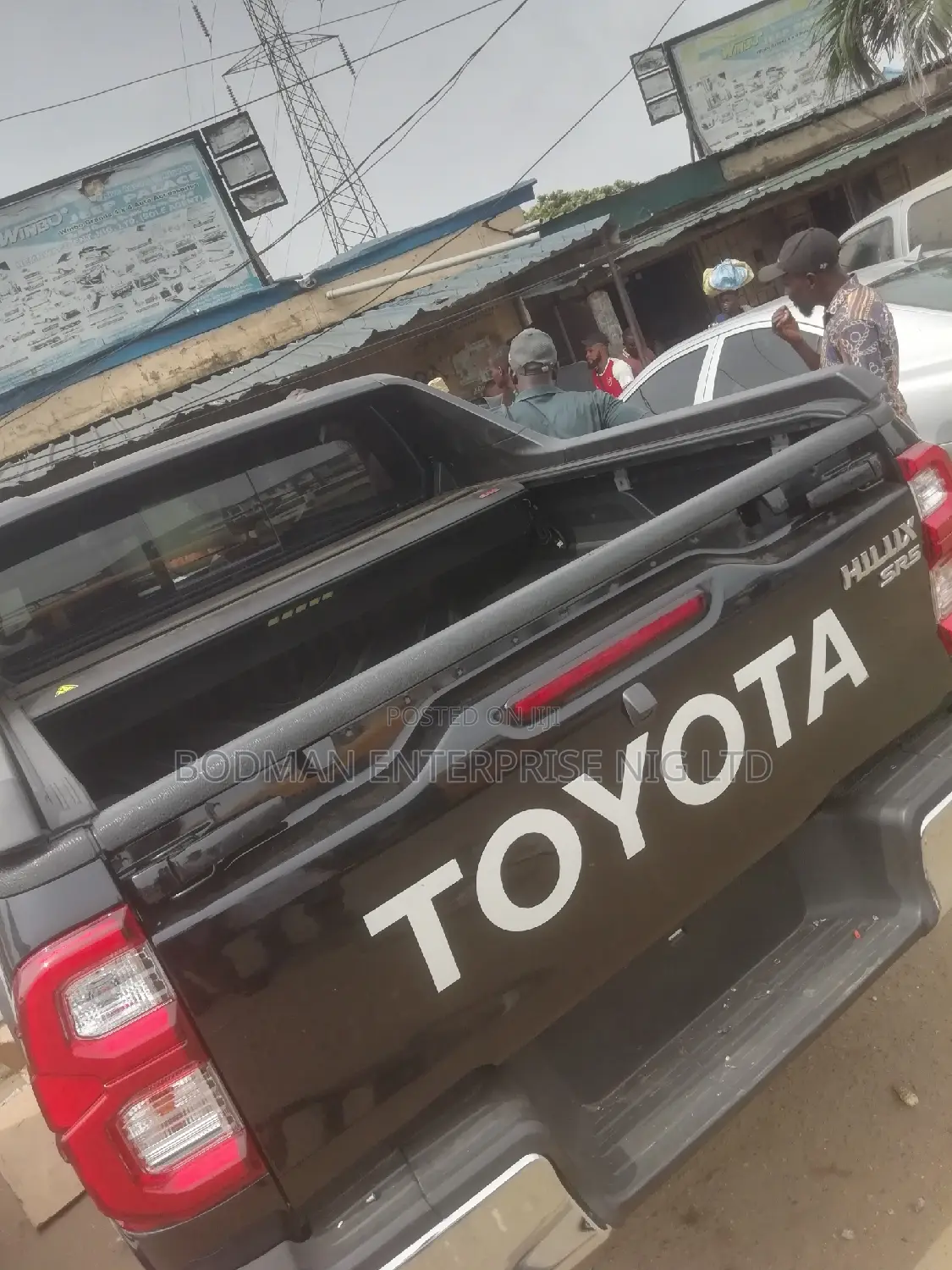 Automatic Rolling Boot Cover With Complete TRD Spoiler :