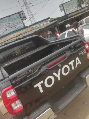 Automatic Rolling Boot Cover With Complete TRD Spoiler :