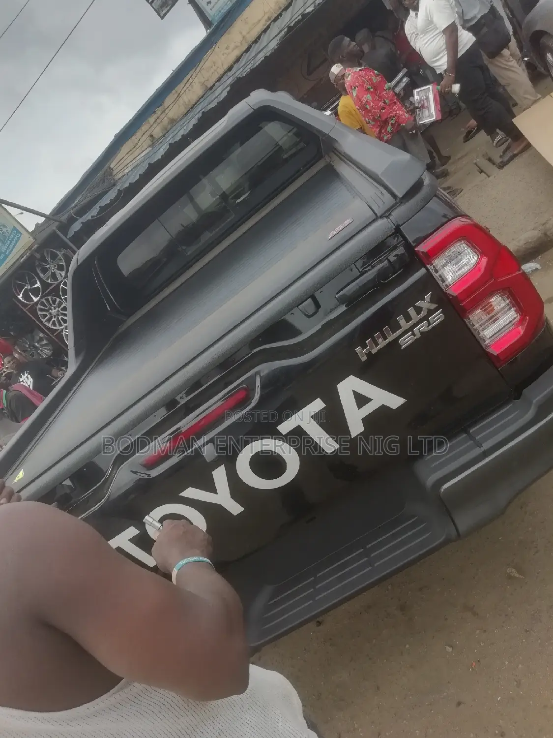 Automatic Rolling Boot Cover With Complete TRD Spoiler :