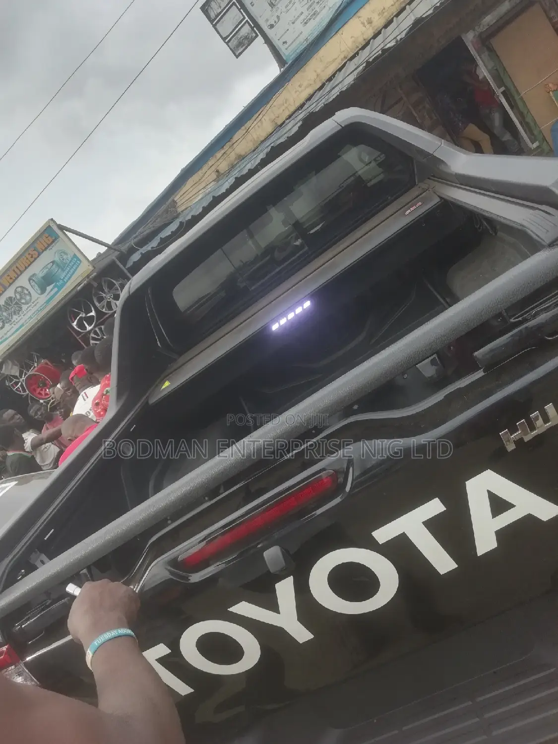 Automatic Rolling Boot Cover With Complete TRD Spoiler :