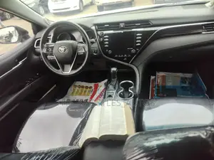 Toyota Camry XLE (2.5L 4cyl 8A) 2019 White