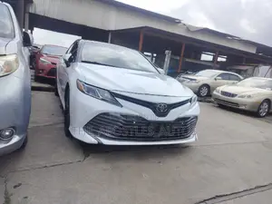 Toyota Camry XLE (2.5L 4cyl 8A) 2019 White