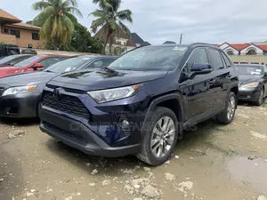 Toyota RAV4 XLE 2021 Blue