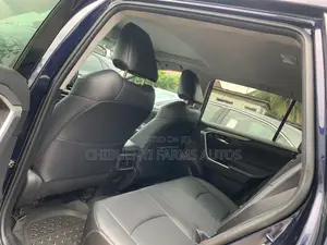 Toyota RAV4 XLE 2021 Blue