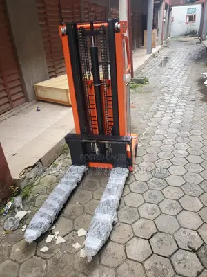 2t Semi Electric Stacker