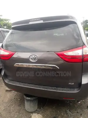 Toyota Sienna XLE Premium 8-Passenger 4dr Minivan (3.5L 6cyl 6A) 2015