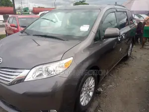 Toyota Sienna XLE Premium 8-Passenger 4dr Minivan (3.5L 6cyl 6A) 2015