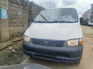 Toyota HiAce 2005 White