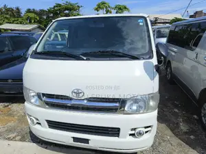 Toyota HiAce 2013 White