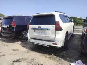 Photo - Toyota Land Cruiser Prado 2022 White