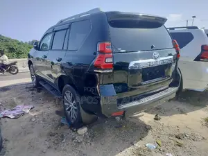 Toyota Land Cruiser Prado 2023 Black