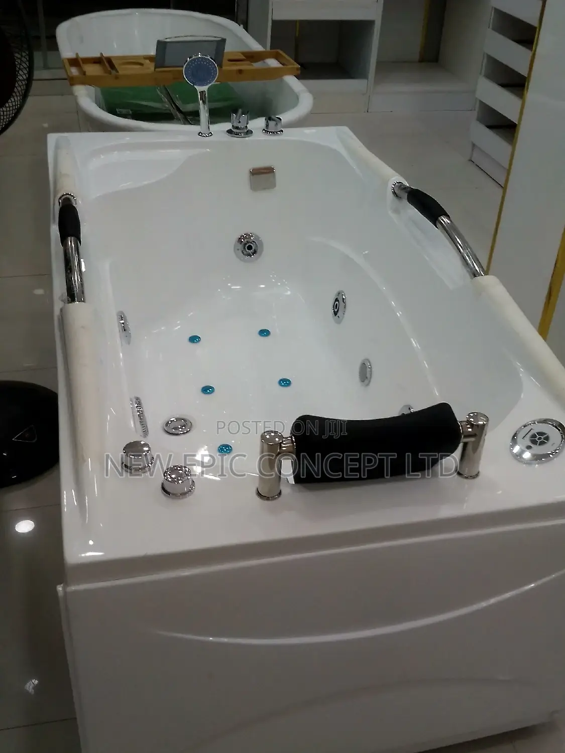 Single Jacuzzi With Radio