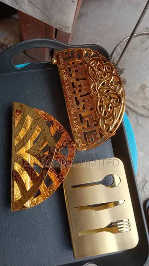 Gold Serviate Holder