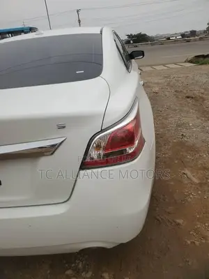 Nissan Altima 2.5 S 4dr Sedan (2.5L 4cyl CVT) 2015 White