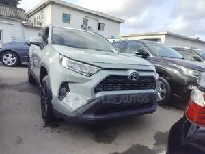 Toyota RAV4 XLE FWD 2020 Green