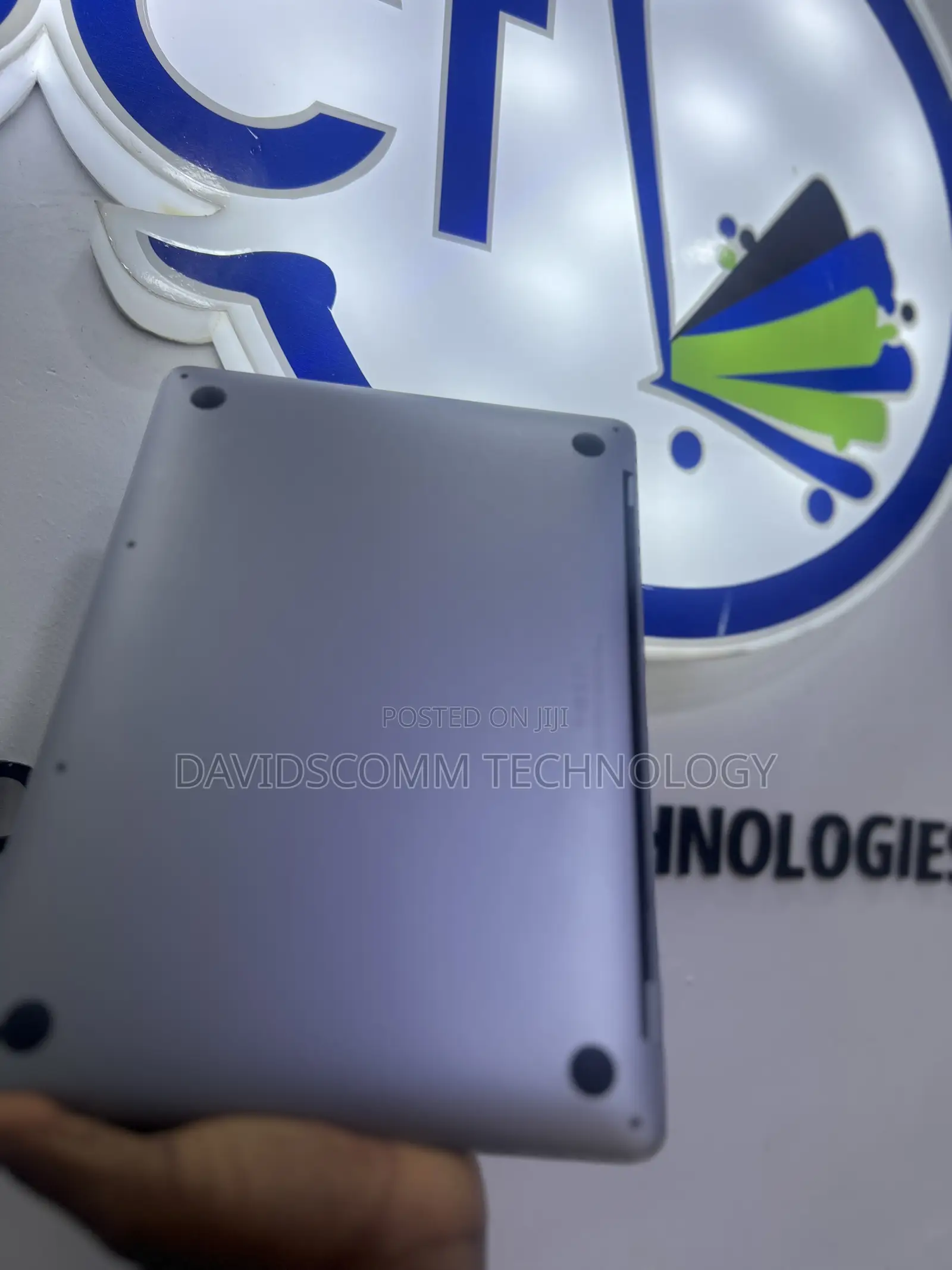 Laptop Apple MacBook Pro 2022 M2 8GB Apple M2 SSD 256GB