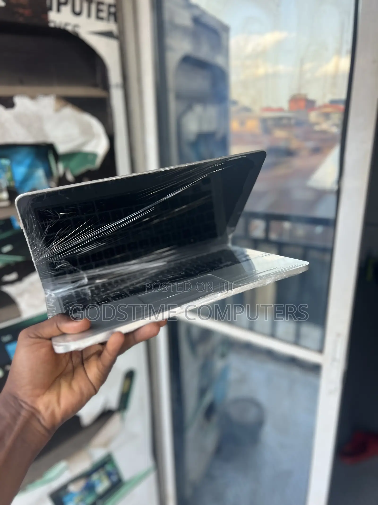 New Laptop Apple MacBook Pro 2015 8GB Intel Core I5 SSD 256GB