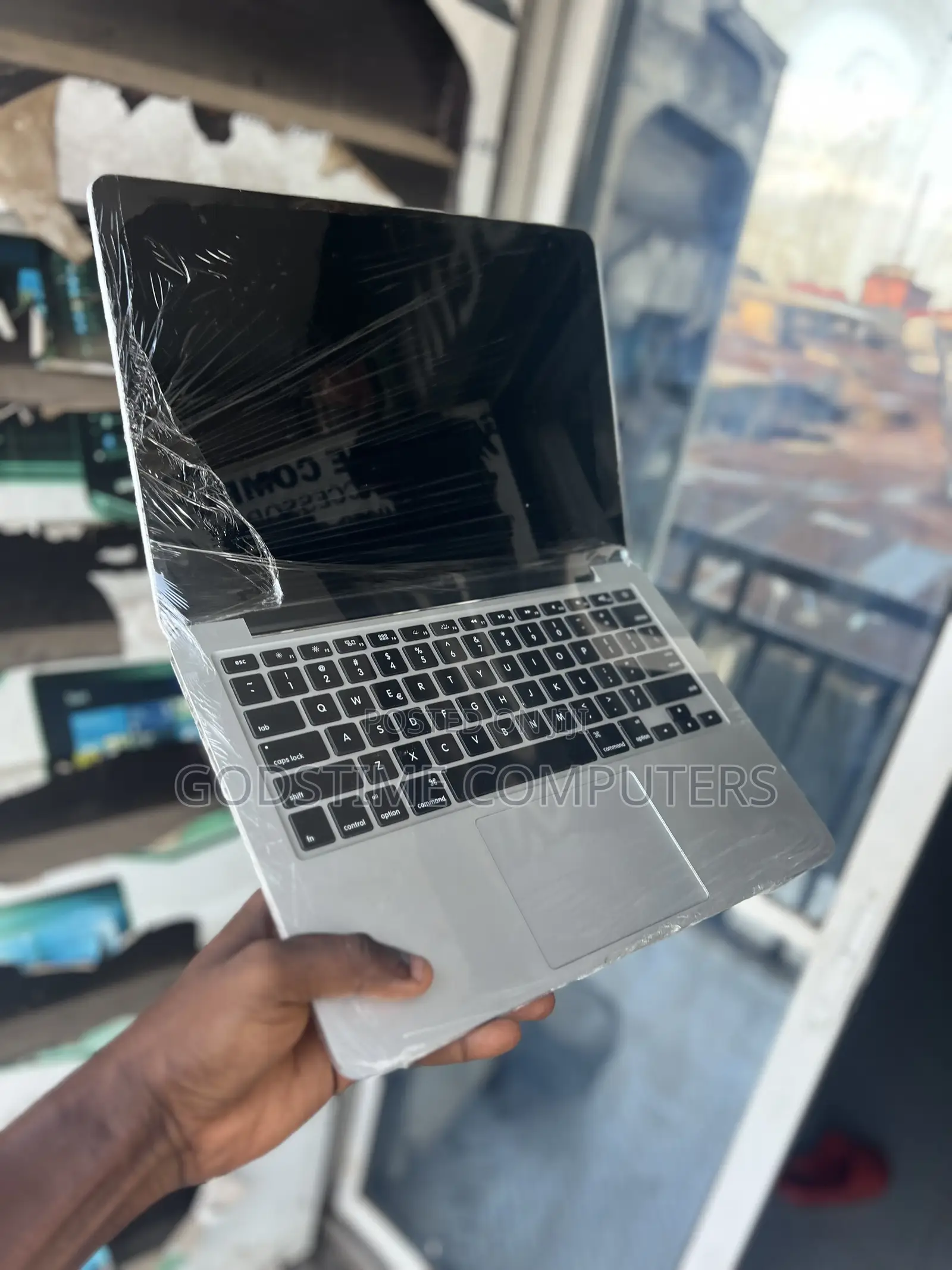 New Laptop Apple MacBook Pro 2015 8GB Intel Core I5 SSD 256GB