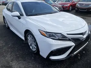 Toyota Camry SE FWD 2020 White