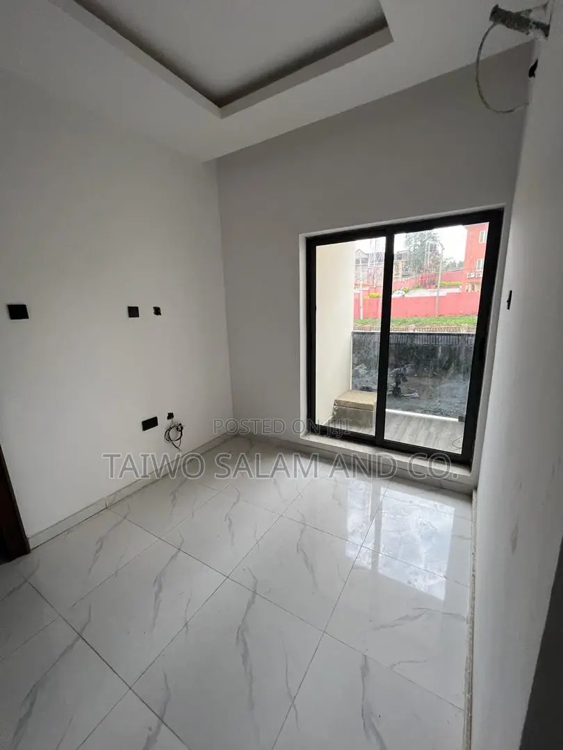 3bdrm Duplex in Agodi for sale