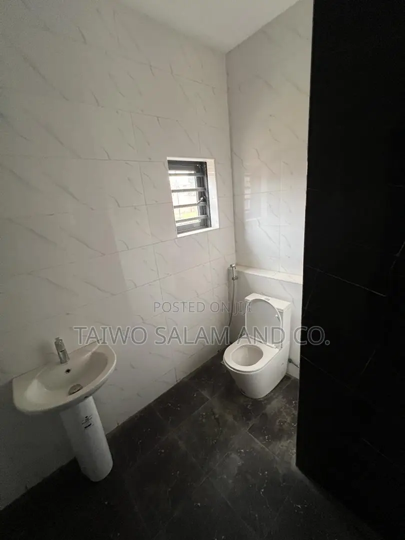 3bdrm Duplex in Agodi for sale