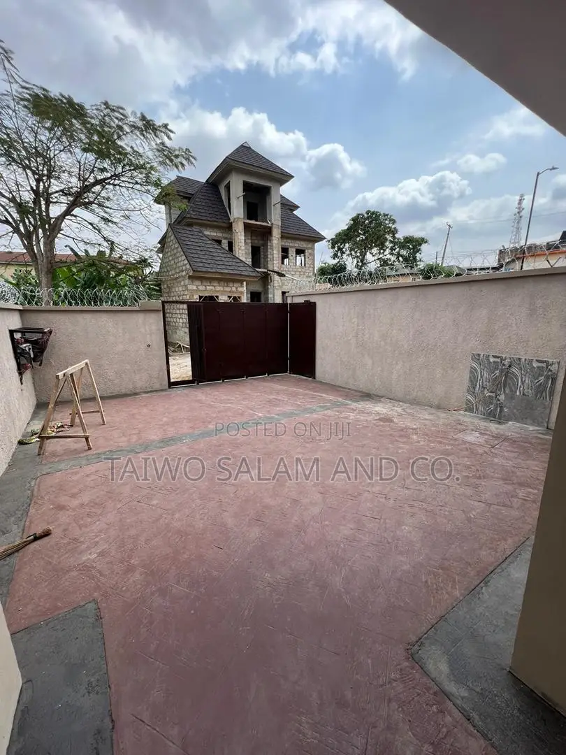 3bdrm Duplex in Agodi for sale