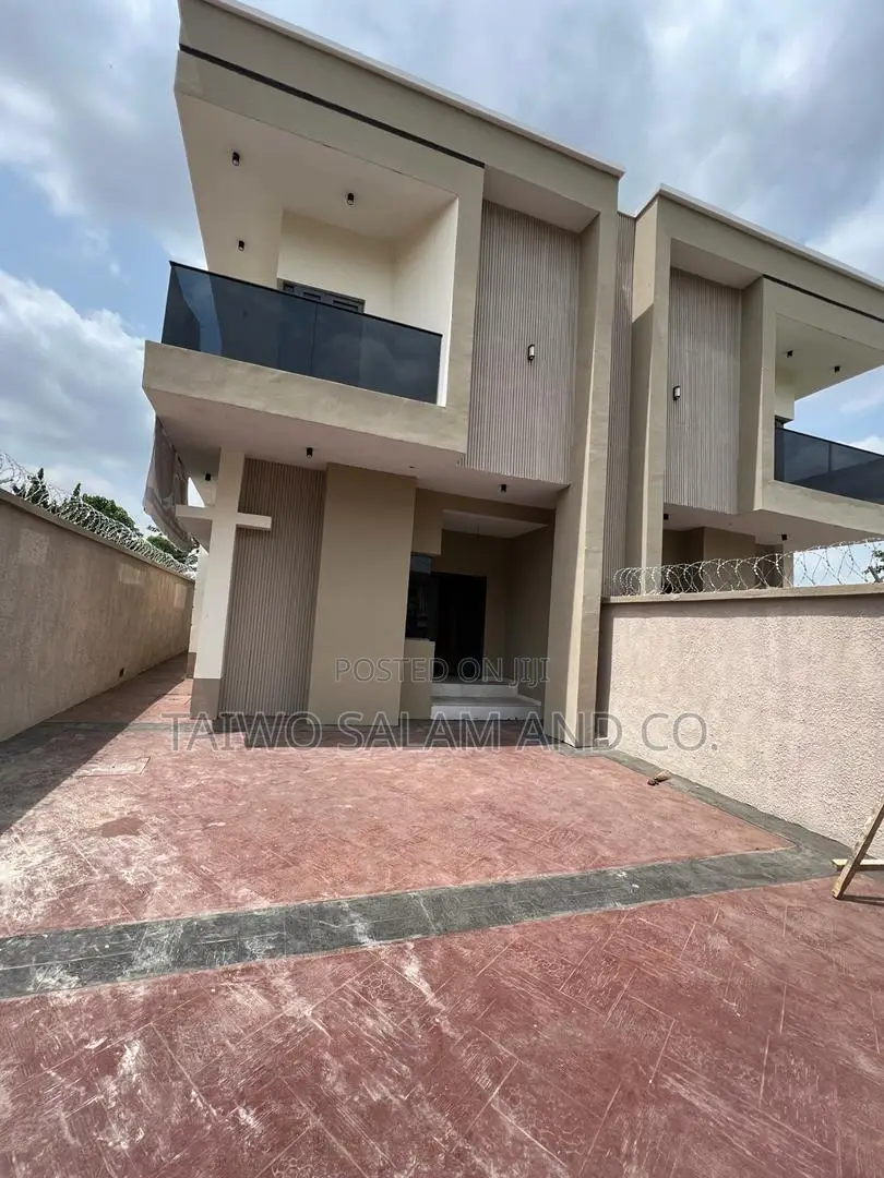 3bdrm Duplex in Agodi for sale