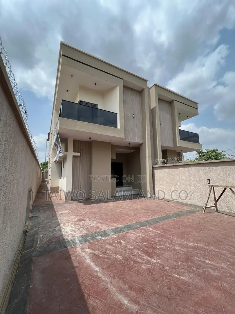 3bdrm Duplex in Agodi for sale