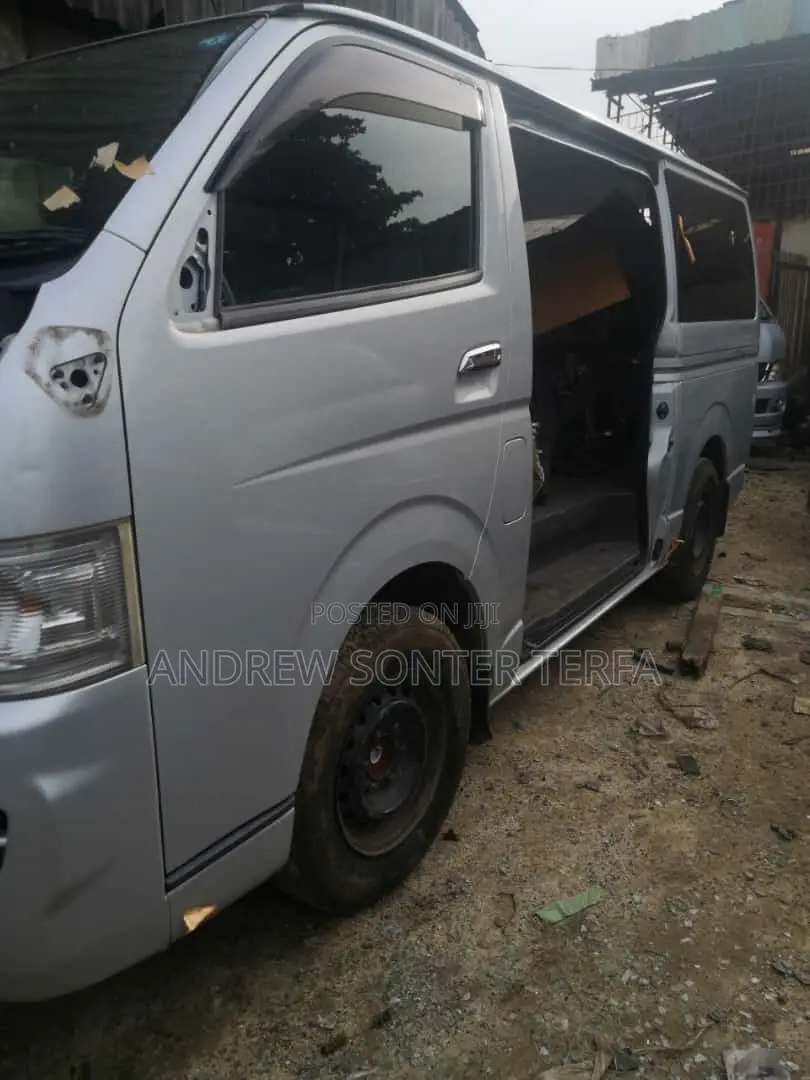 Toyota HiAce 2011