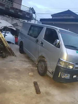 Toyota HiAce 2011