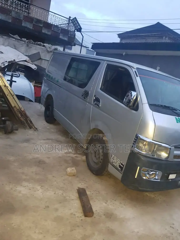 Toyota HiAce 2011