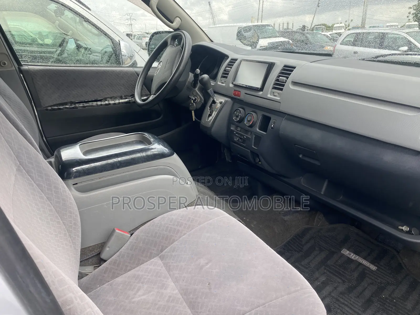 Toyota HiAce 2011 Silver