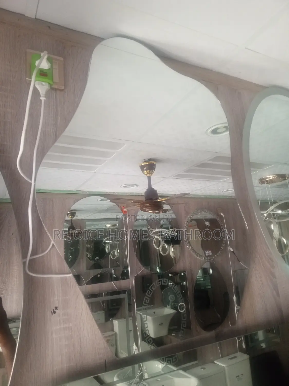 Curvy Mirror With 3 Lights