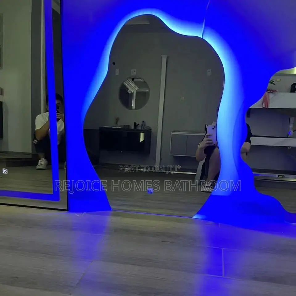 Curvy Mirror With 3 Lights