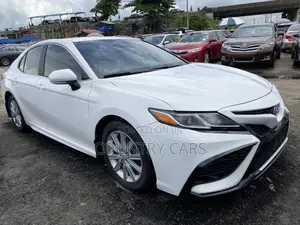 Toyota Camry SE FWD 2020 White