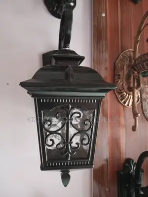 Traditional Outdoor Wall Lamp