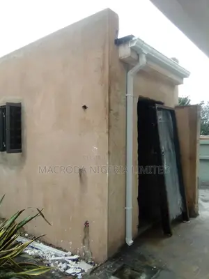 4bdrm Duplex in Off Allen Avenue for rent