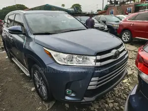 Toyota Highlander XLE 4x4 V6 (3.5L 6cyl 8A) 2018 Blue