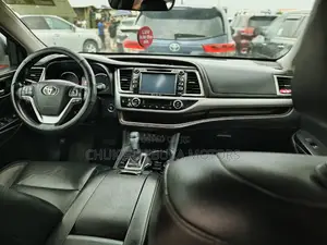 Toyota Highlander XLE 4x4 V6 (3.5L 6cyl 8A) 2018 Blue