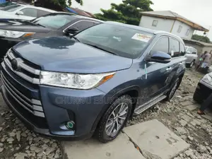 Toyota Highlander XLE 4x4 V6 (3.5L 6cyl 8A) 2018 Blue