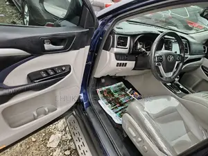 Toyota Highlander XLE 4x4 V6 (3.5L 6cyl 8A) 2017 Blue