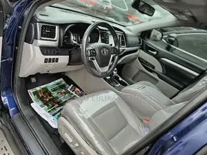 Toyota Highlander XLE 4x4 V6 (3.5L 6cyl 8A) 2017 Blue