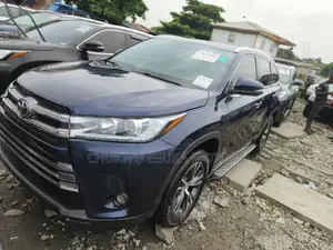 Toyota Highlander XLE 4x4 V6 (3.5L 6cyl 8A) 2017 Blue