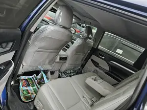 Toyota Highlander XLE 4x4 V6 (3.5L 6cyl 8A) 2017 Blue