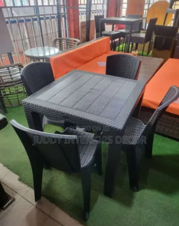 4 Seaters Plastic Restaurant Table Set