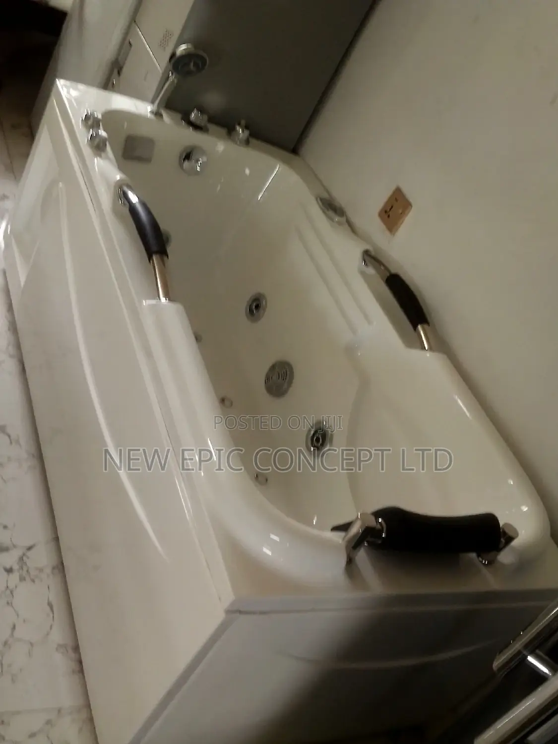 Small Single Jacuzzi With Radio