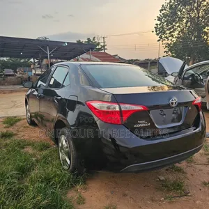 Photo - Toyota Corolla 2015 Black