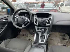 Ford Focus SE Sedan FWD (2.0L 4cyl 5M) 2012 Blue