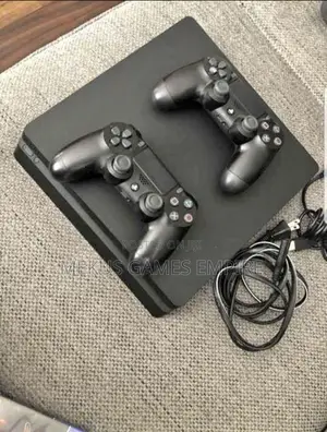 Ps4 Slim + Extra Controller