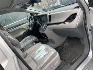 Toyota Sienna XLE AWD 2019 Silver